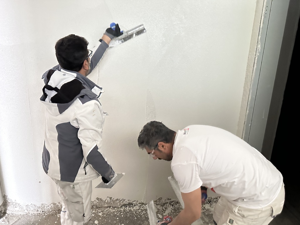 Maler des Bauunternehmen in Mönchengladbach während der Arbeit