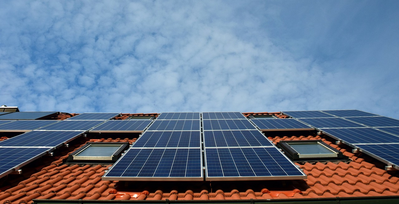 Heizkosten sparen durch eine Solaranlage auf dem Dach